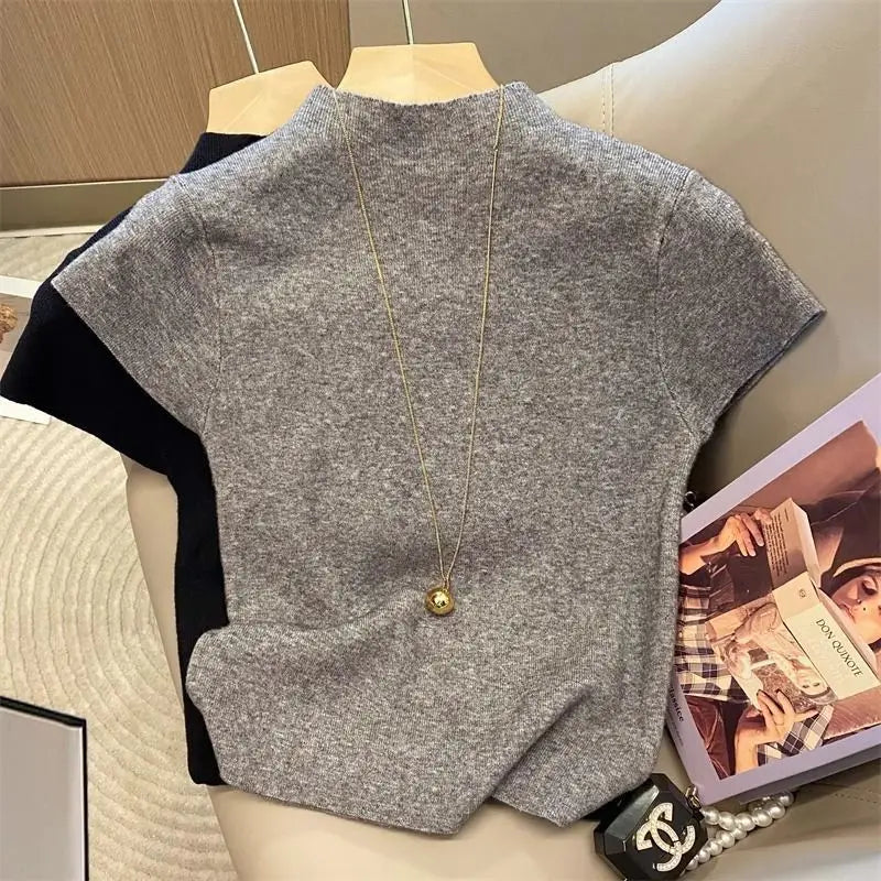 Stylish and warm sleeveless top.